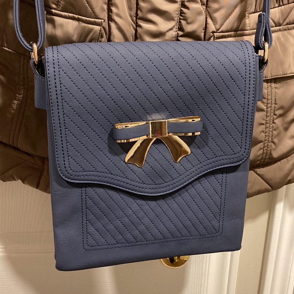 ⭐️ 4x's Host Pick ⭐️ NWOT - Susen Shiny Gold Bow Blue Crossbody Adjustable Strap